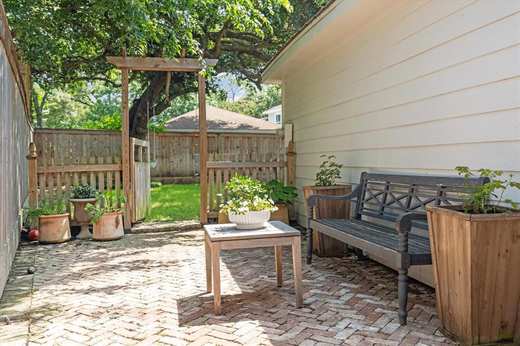 1607 Crystal Hills Drive