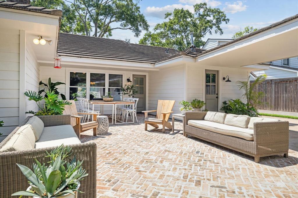 1607 Crystal Hills Drive