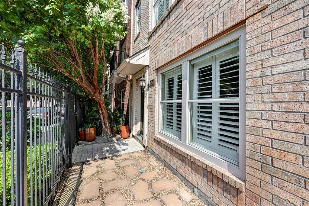 1506 W Webster Street