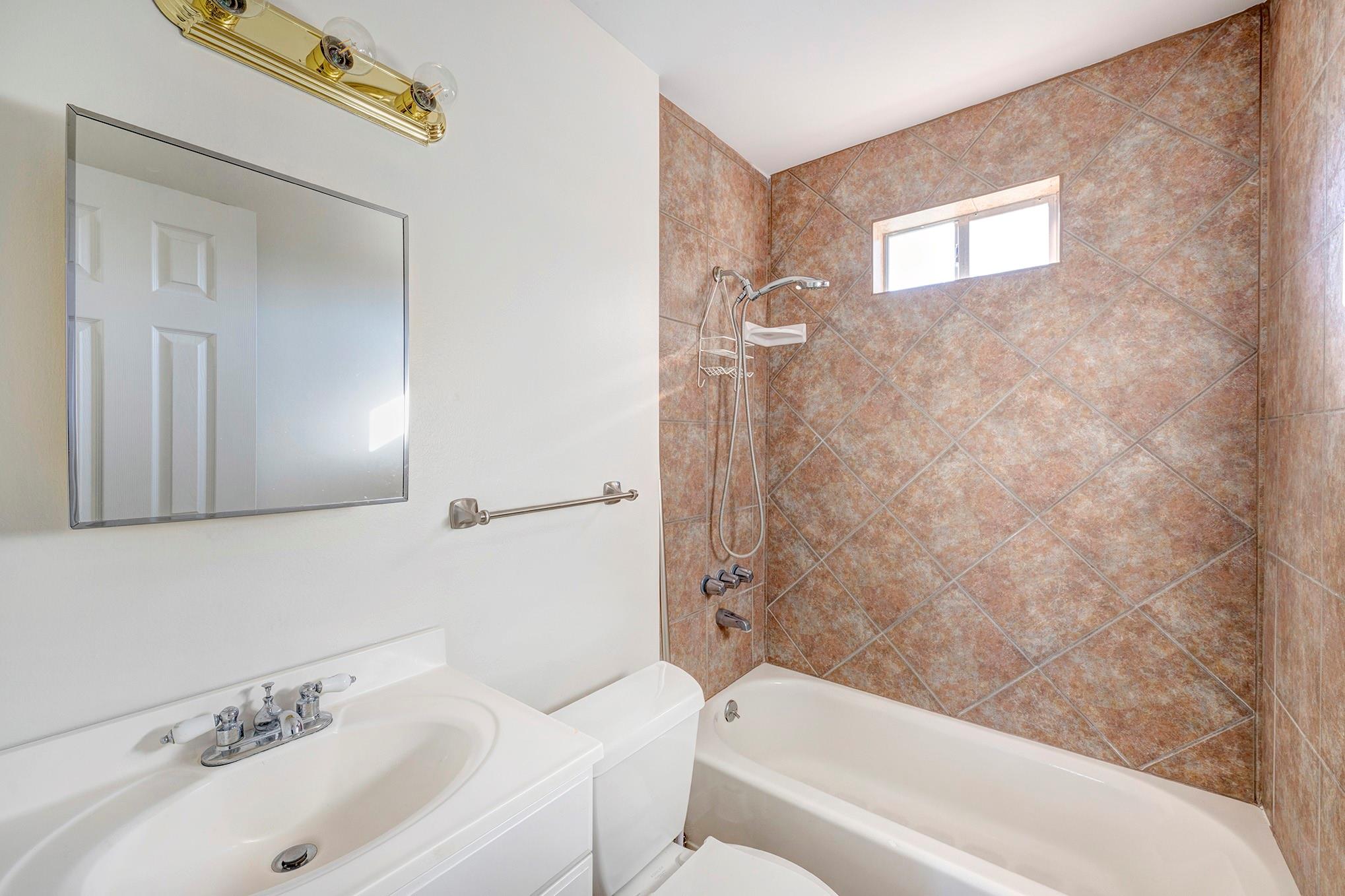 309 W 21st 1/2 Street Unit: UPPER