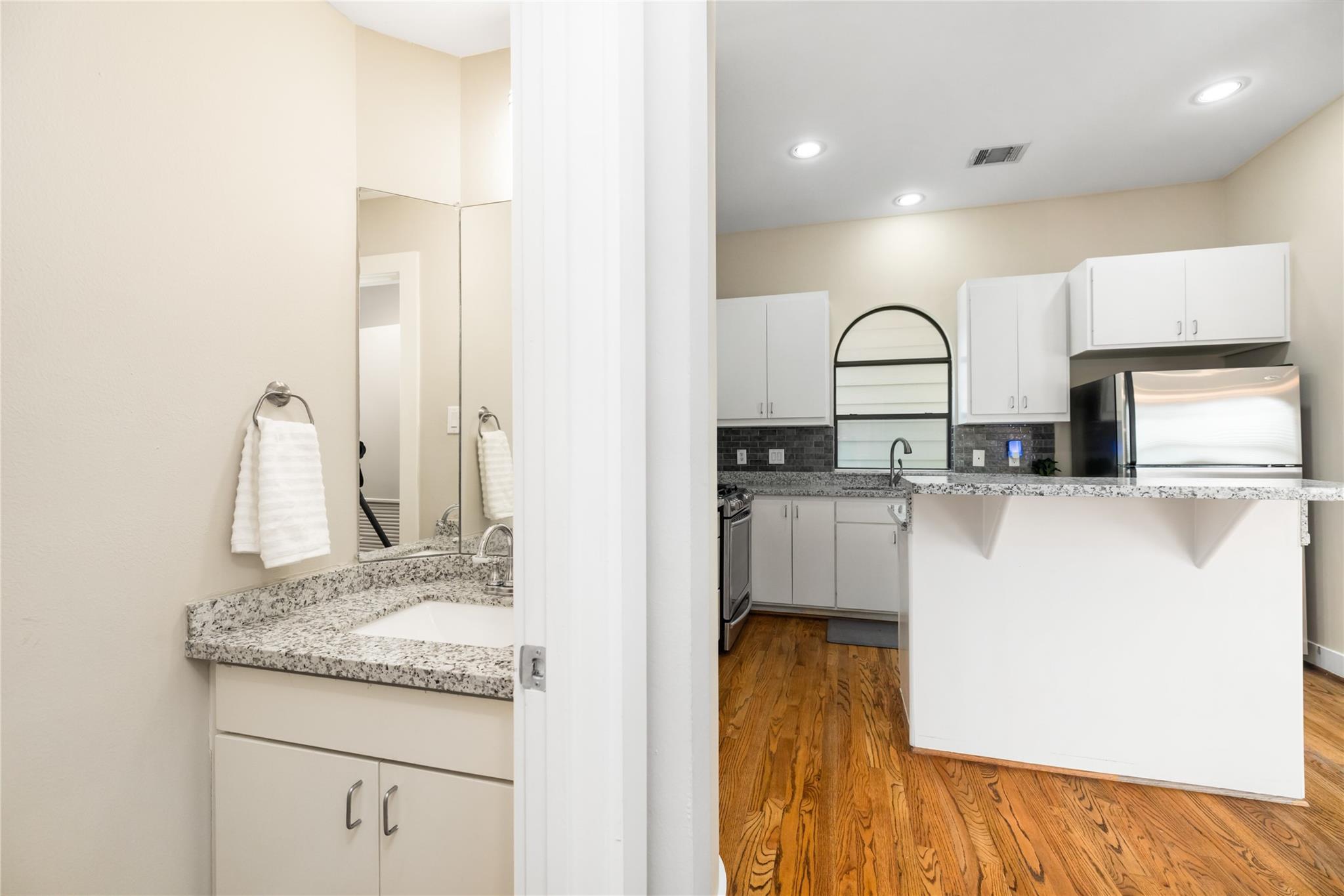 718 W 22nd Street Unit: E