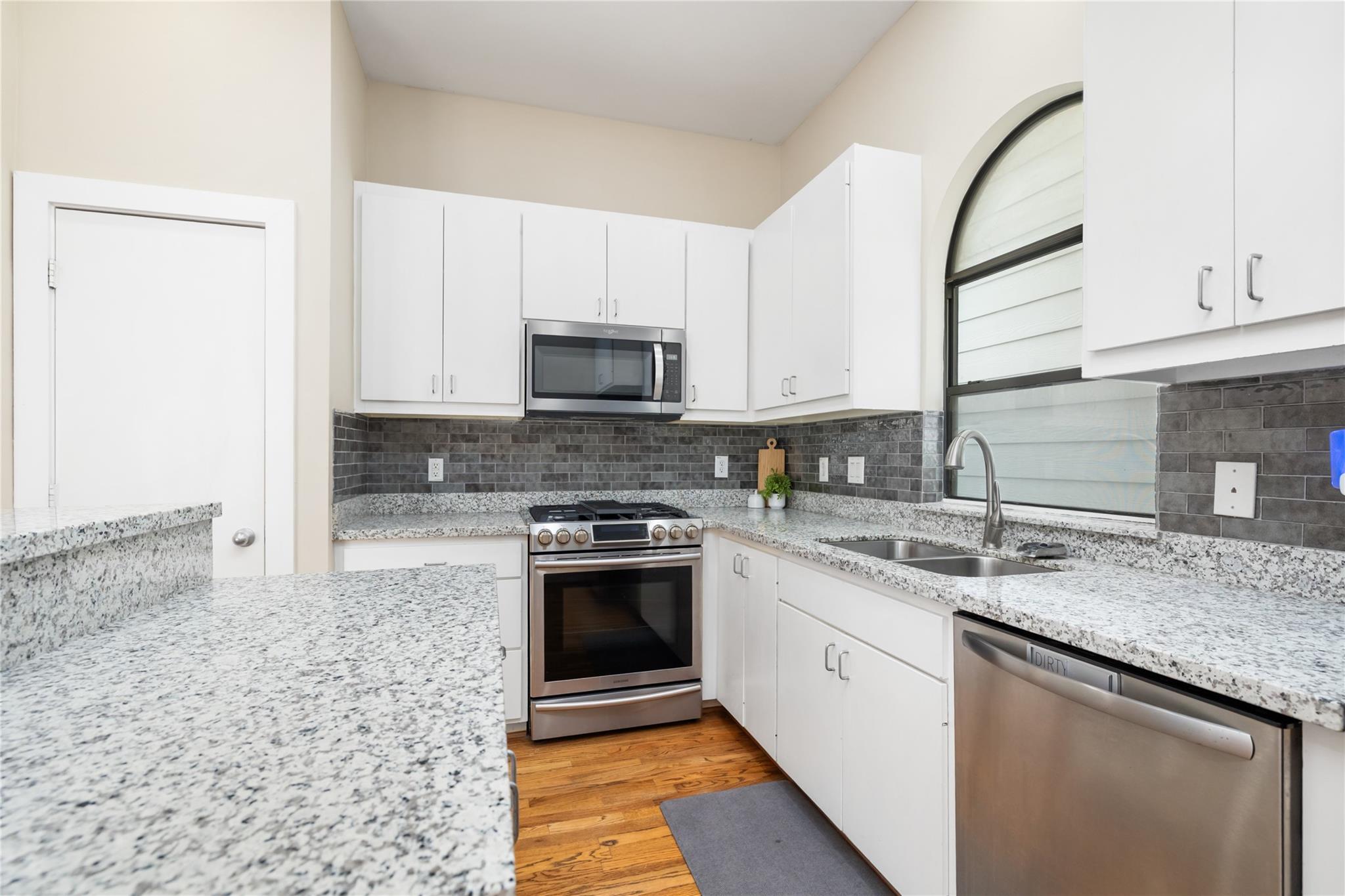 718 W 22nd Street Unit: E