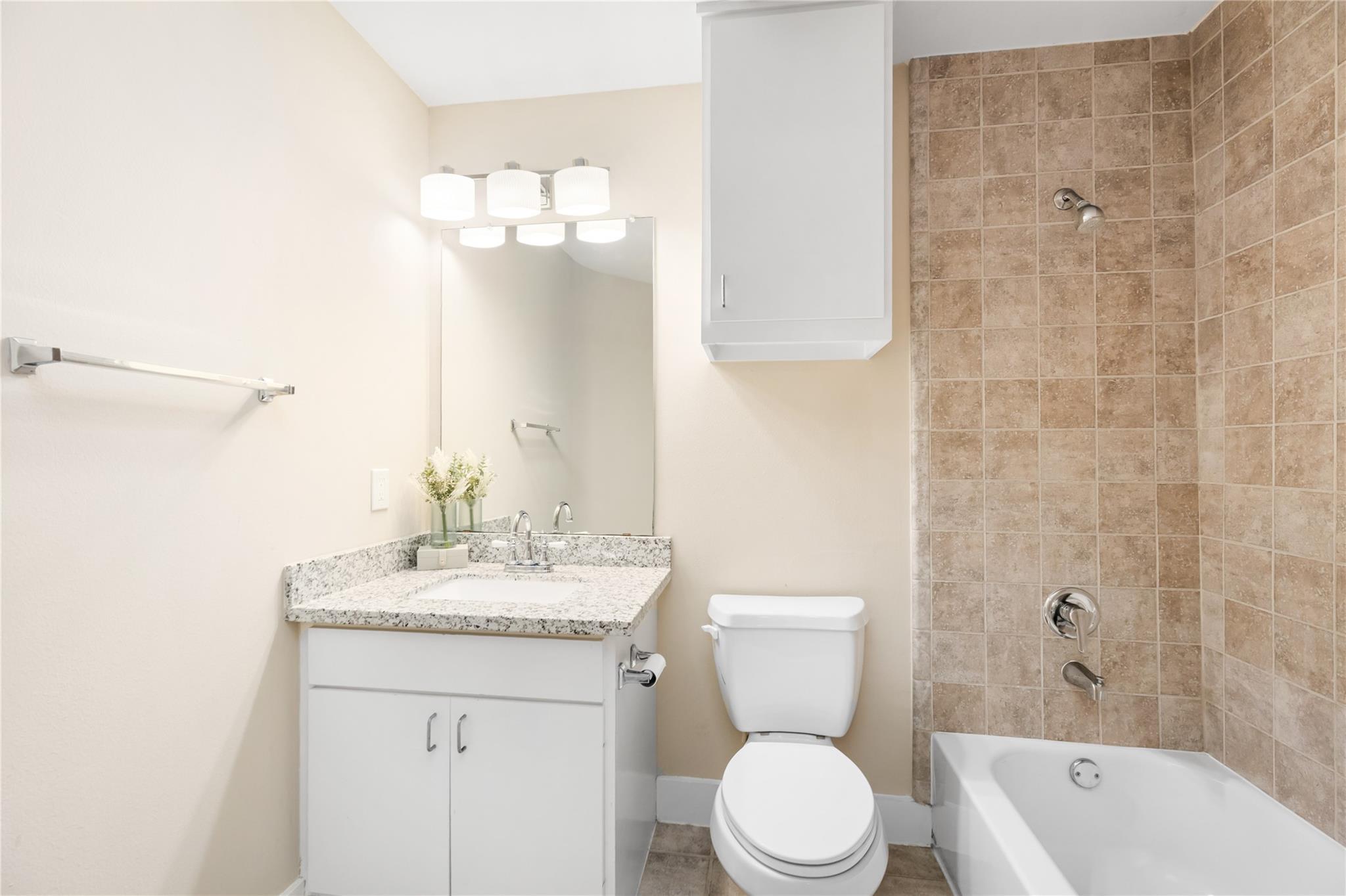 718 W 22nd Street Unit: E