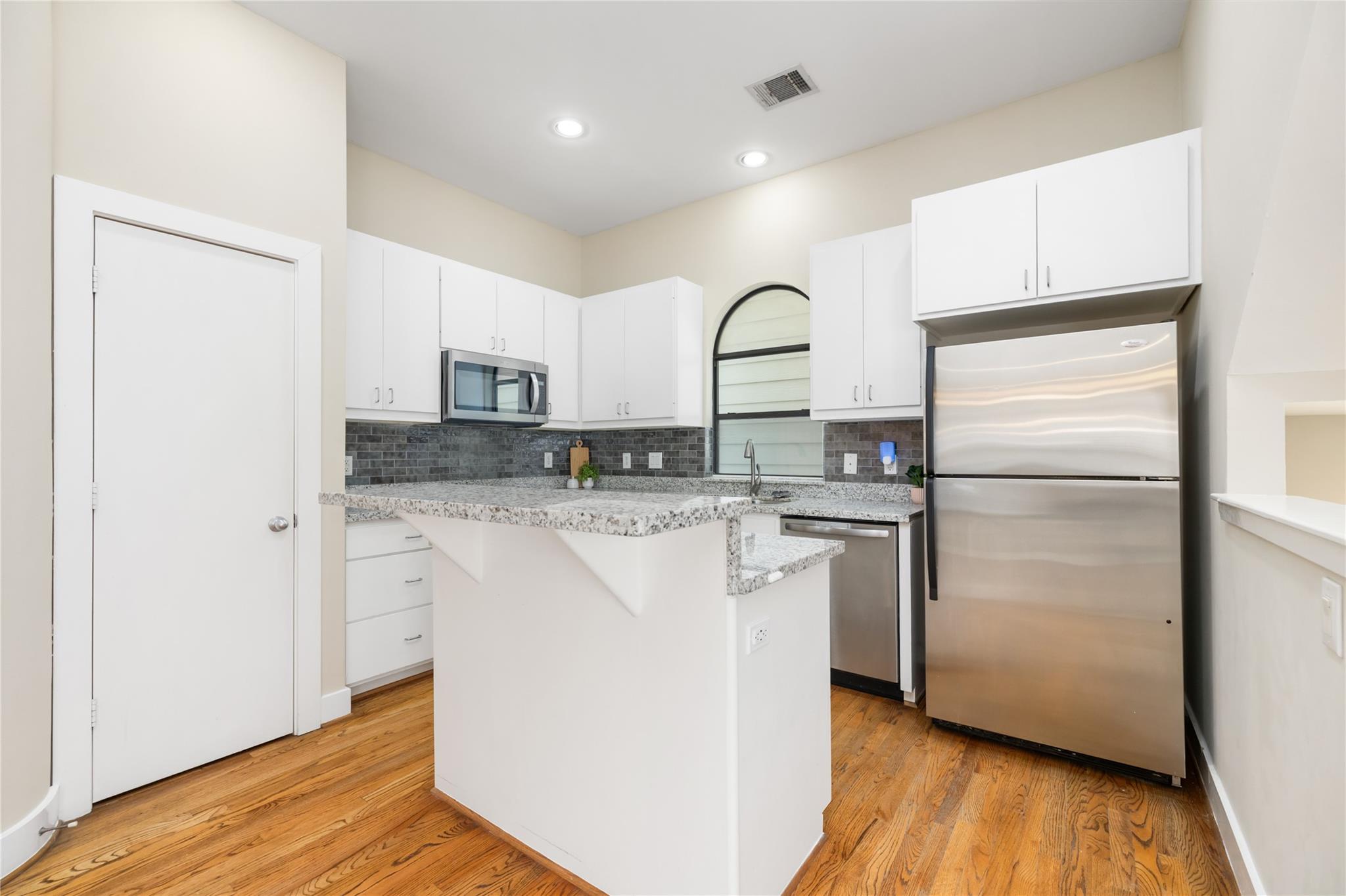 718 W 22nd Street Unit: E