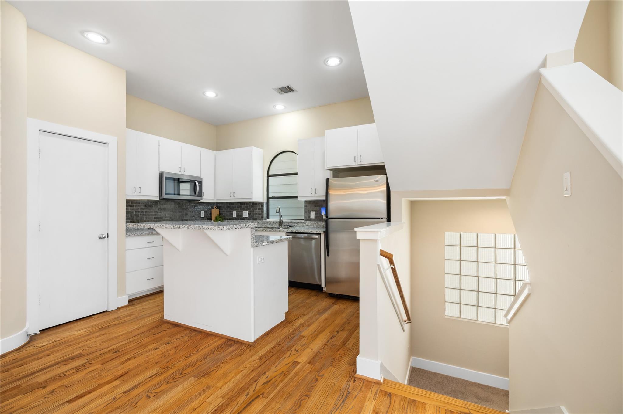718 W 22nd Street Unit: E