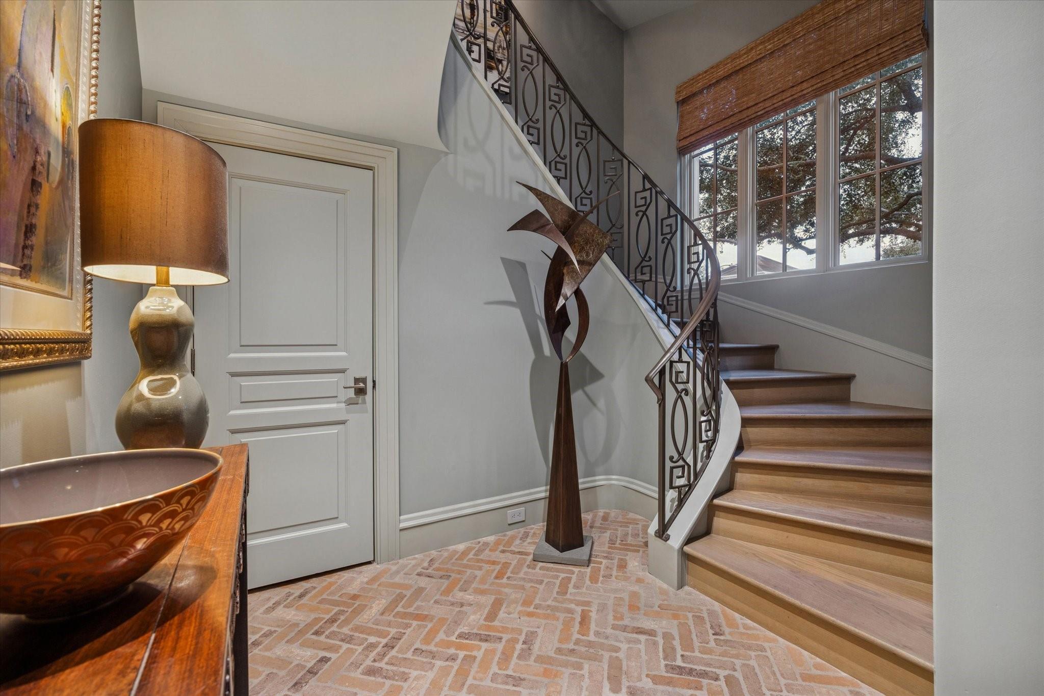 1225 Place Royale Way