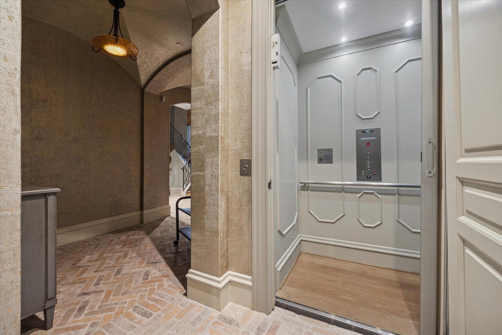 1225 Place Royale Way