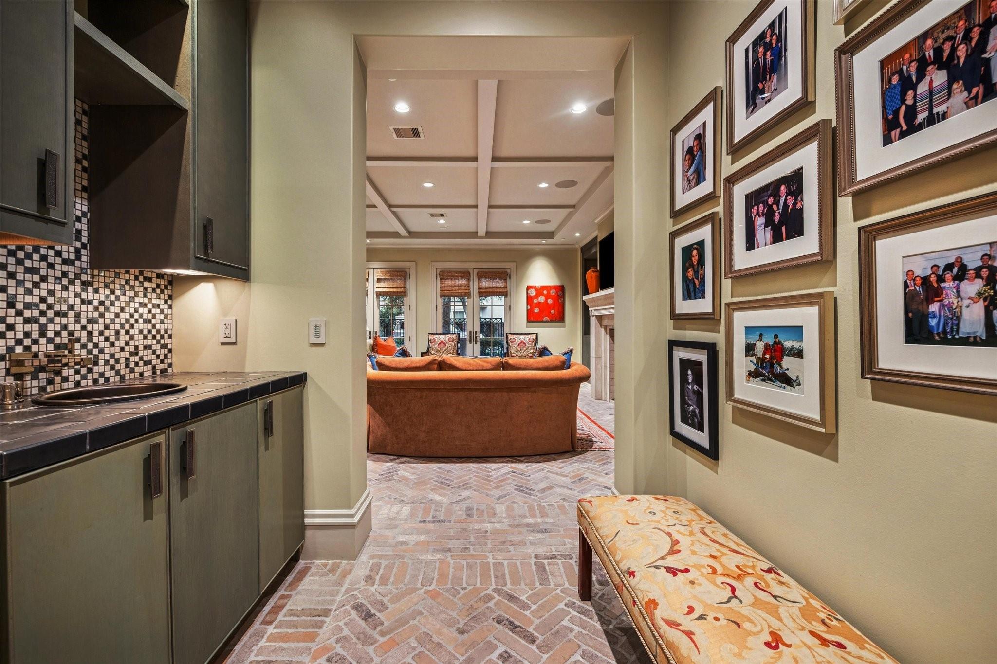 1225 Place Royale Way