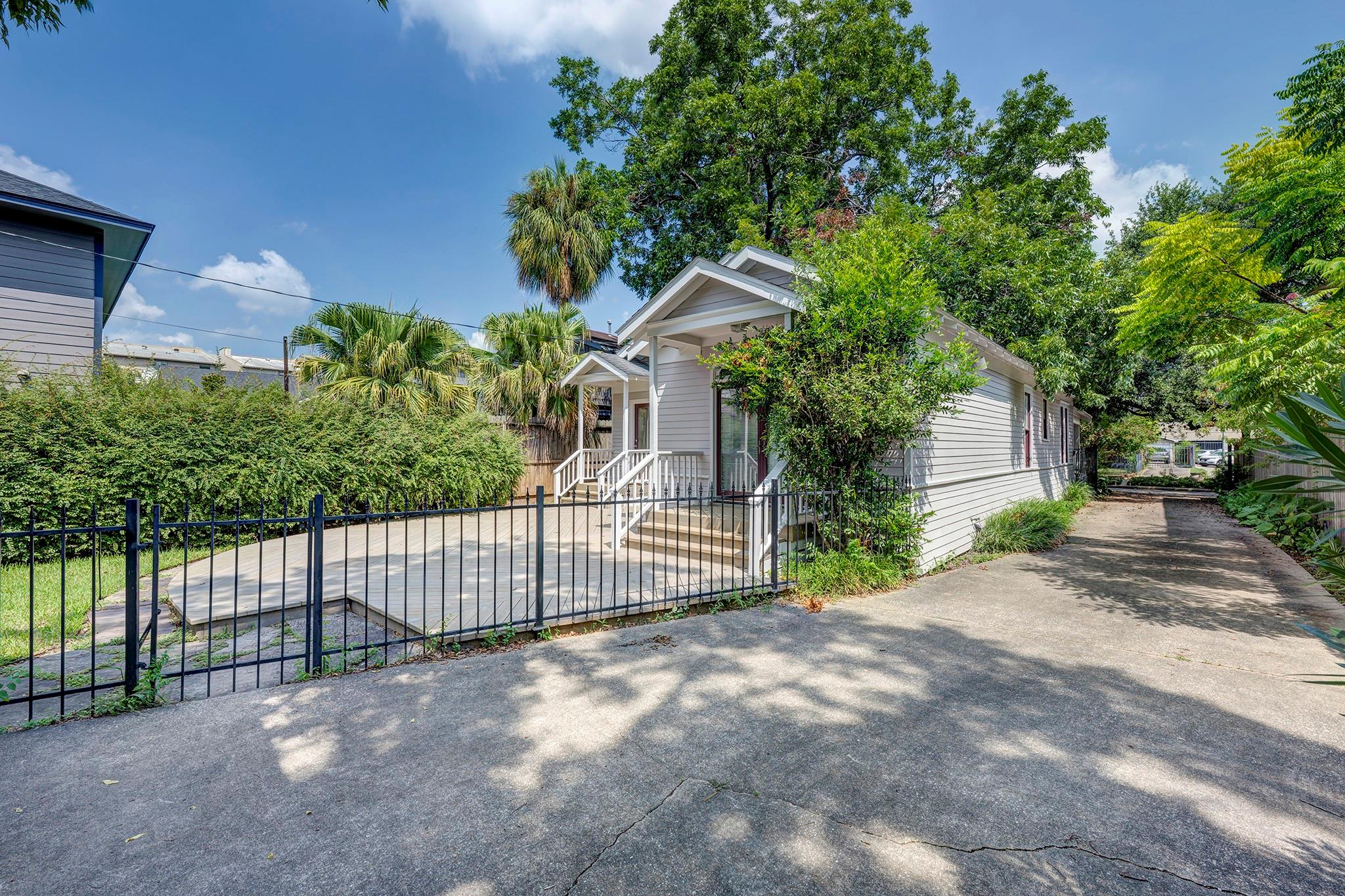 1403 Bonnie Brae