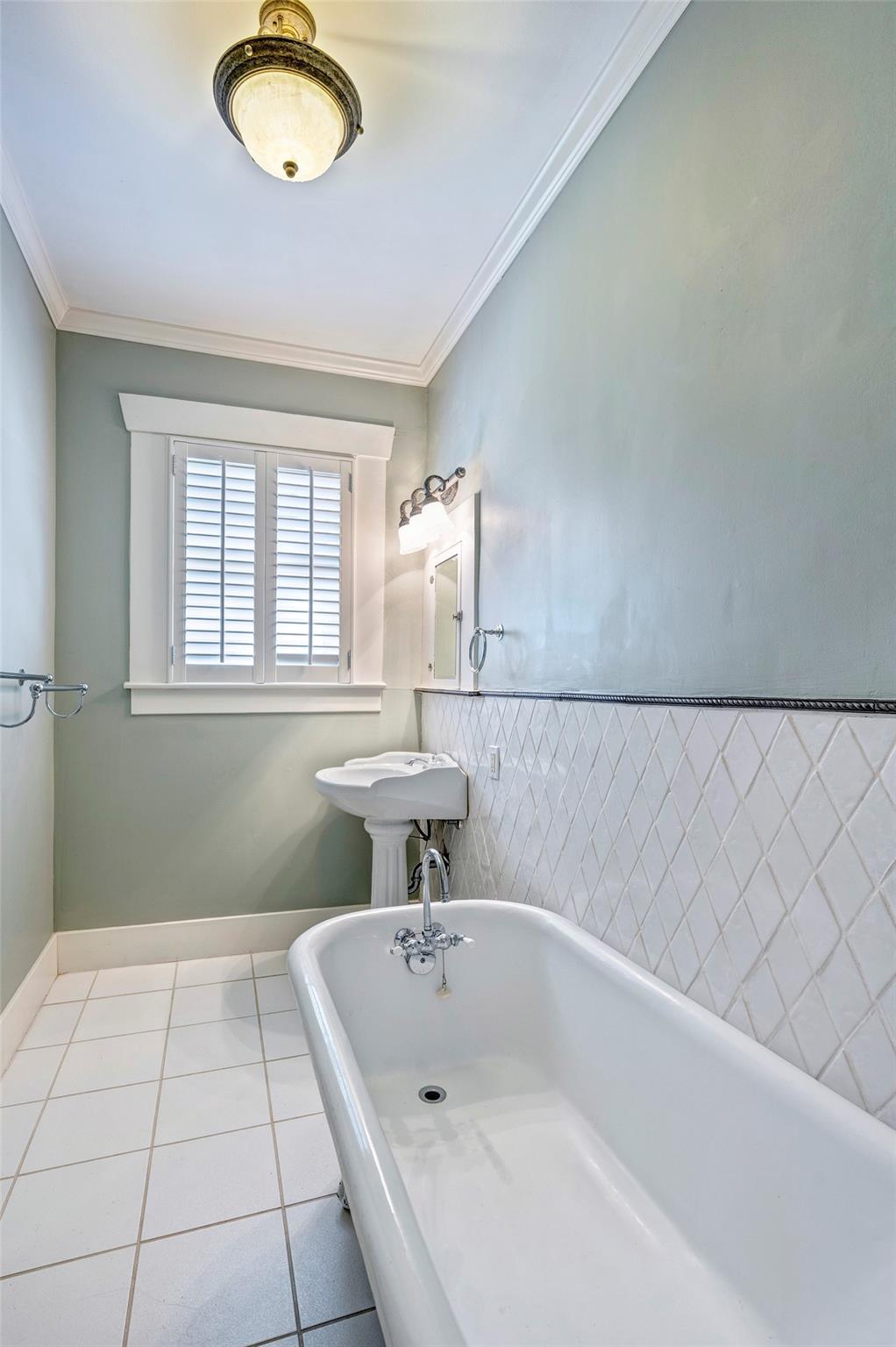 1403 Bonnie Brae