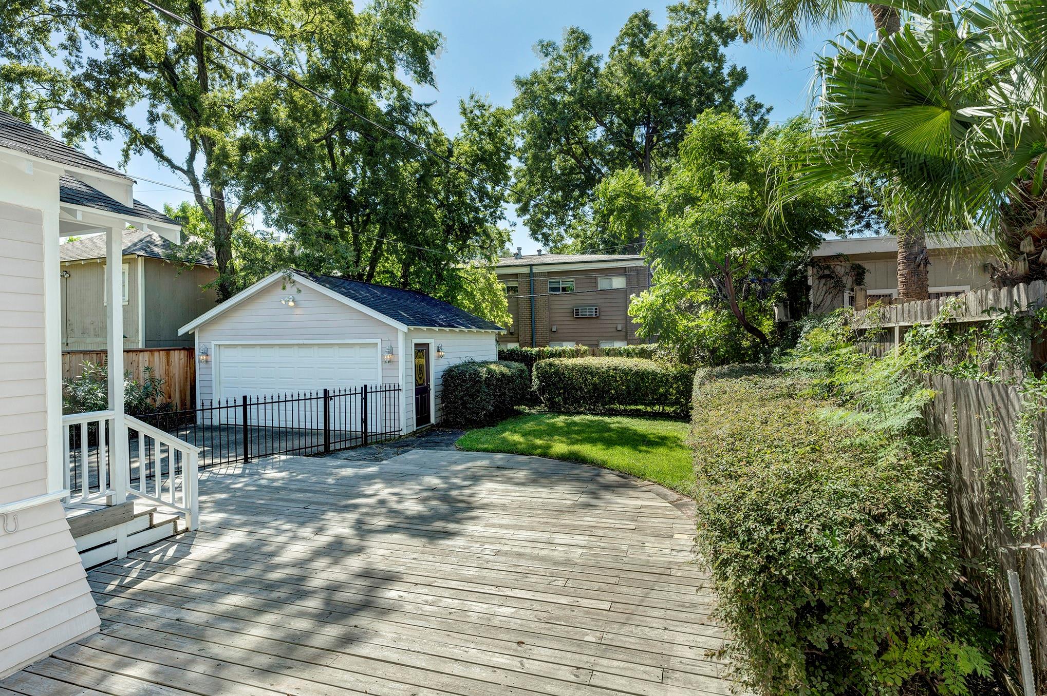 1403 Bonnie Brae