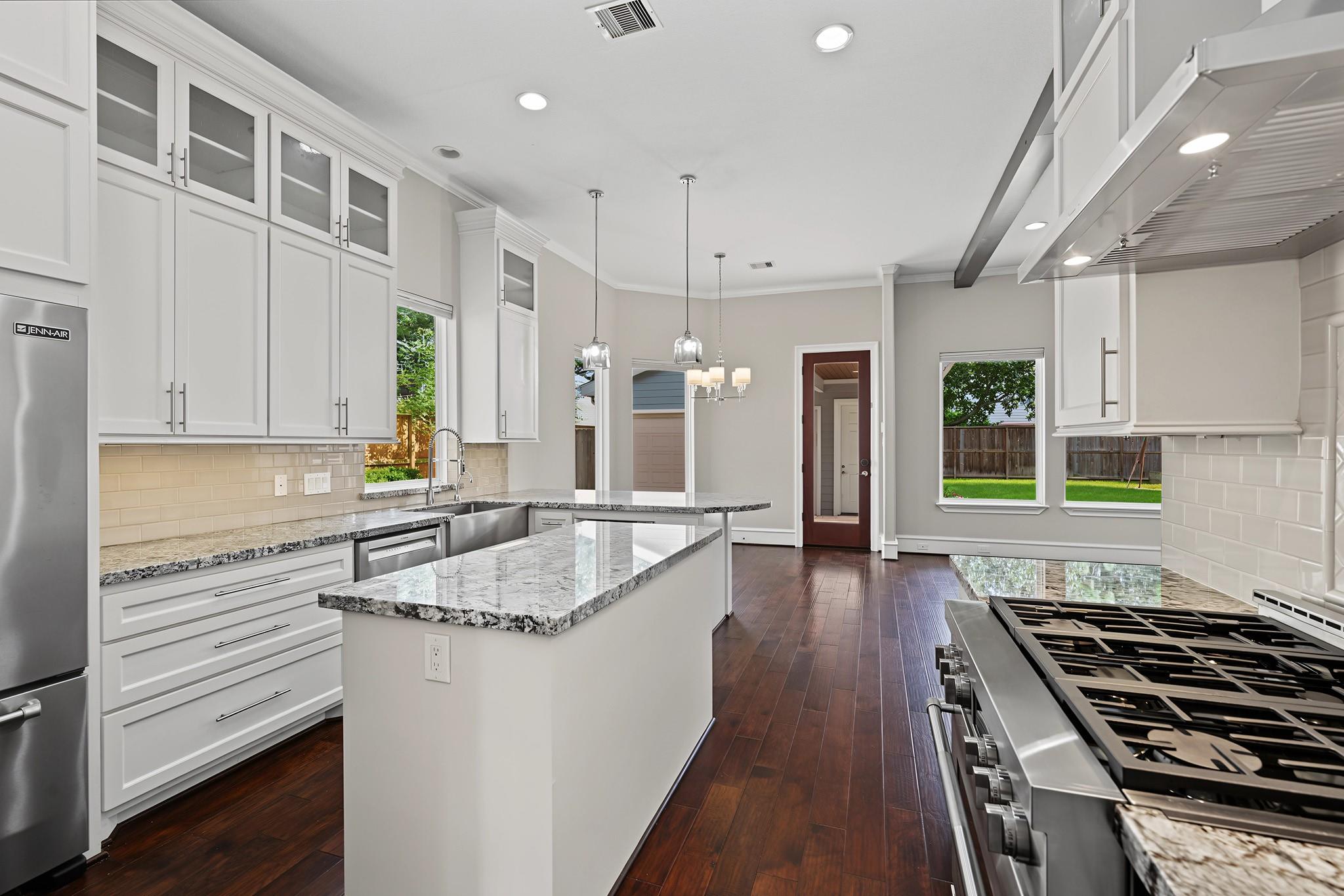 818 W 43rd Street
