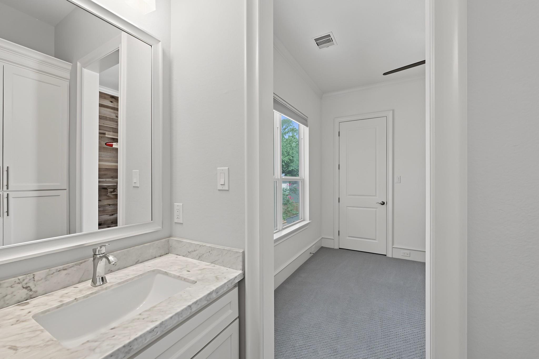 818 W 43rd Street