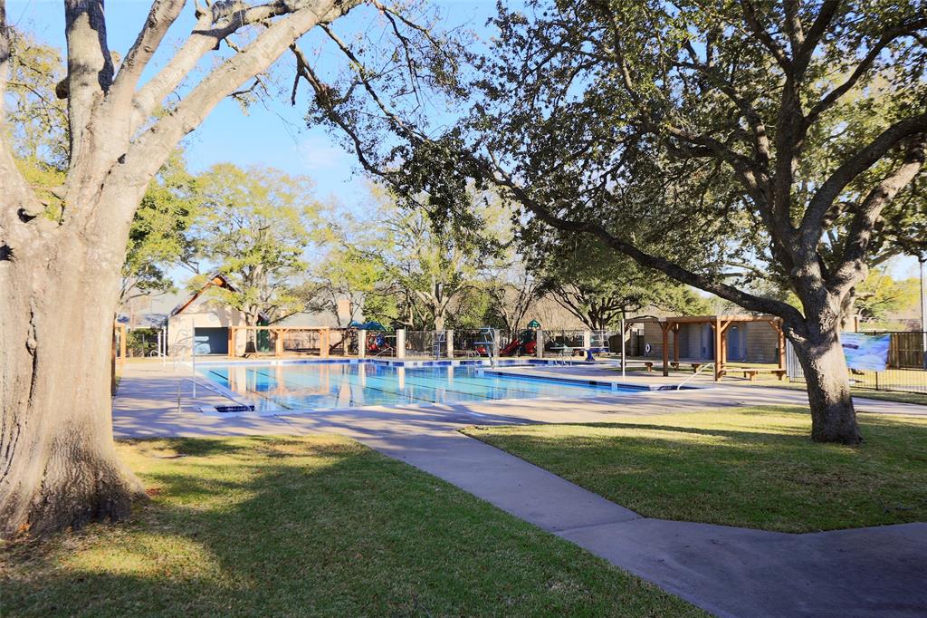 1102 Briarbrook Drive