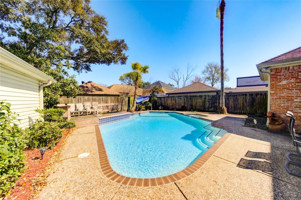 1411 W Brooklake Drive