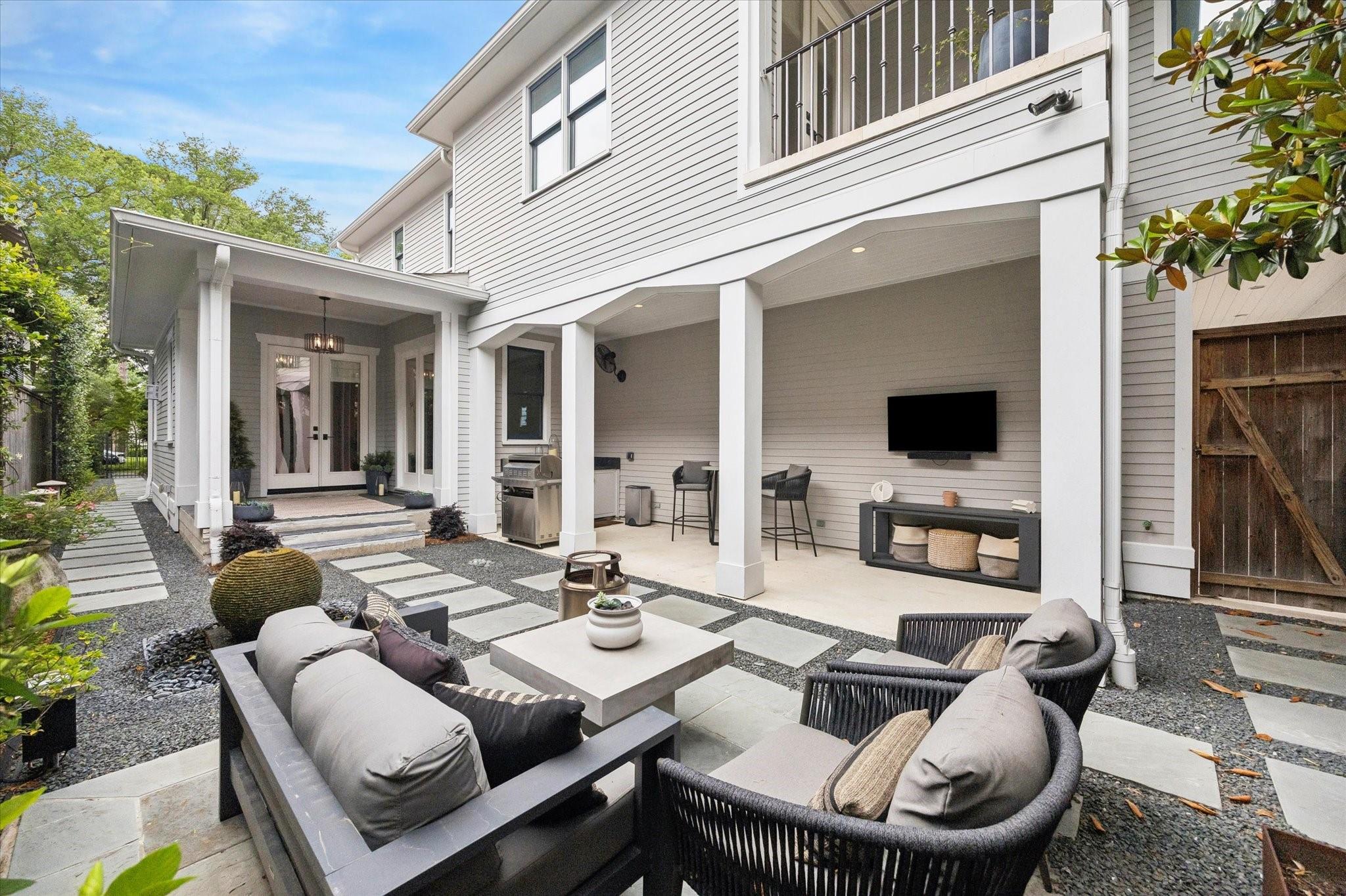 1332 Cortlandt Street