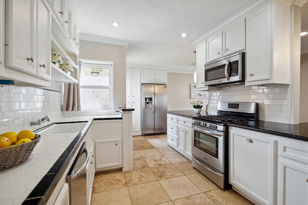 975 W 43rd Street
