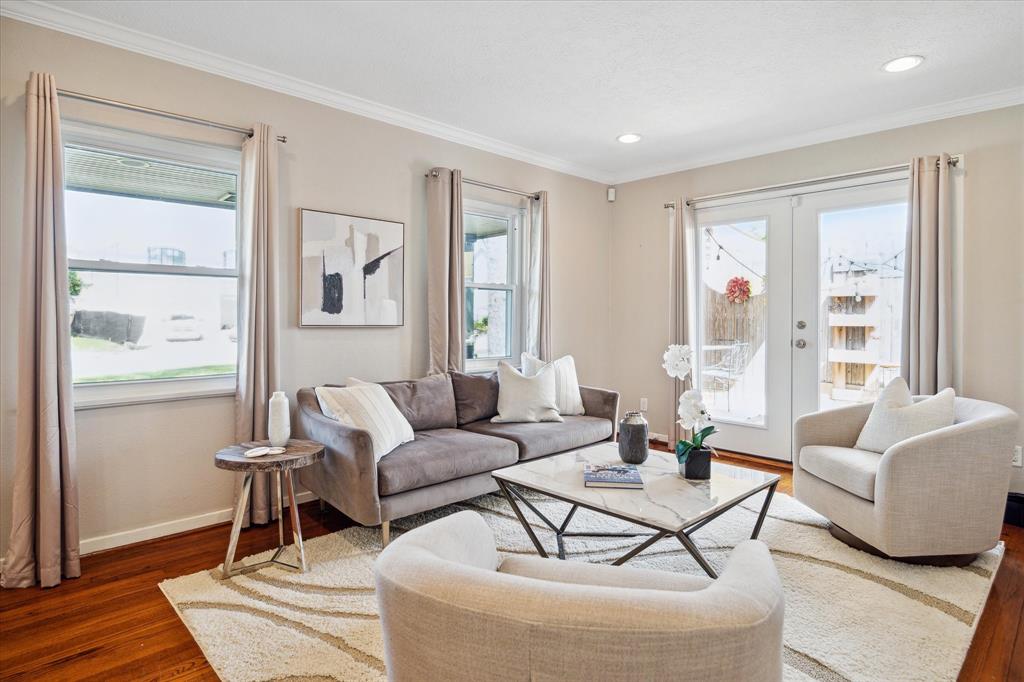 975 W 43rd Street