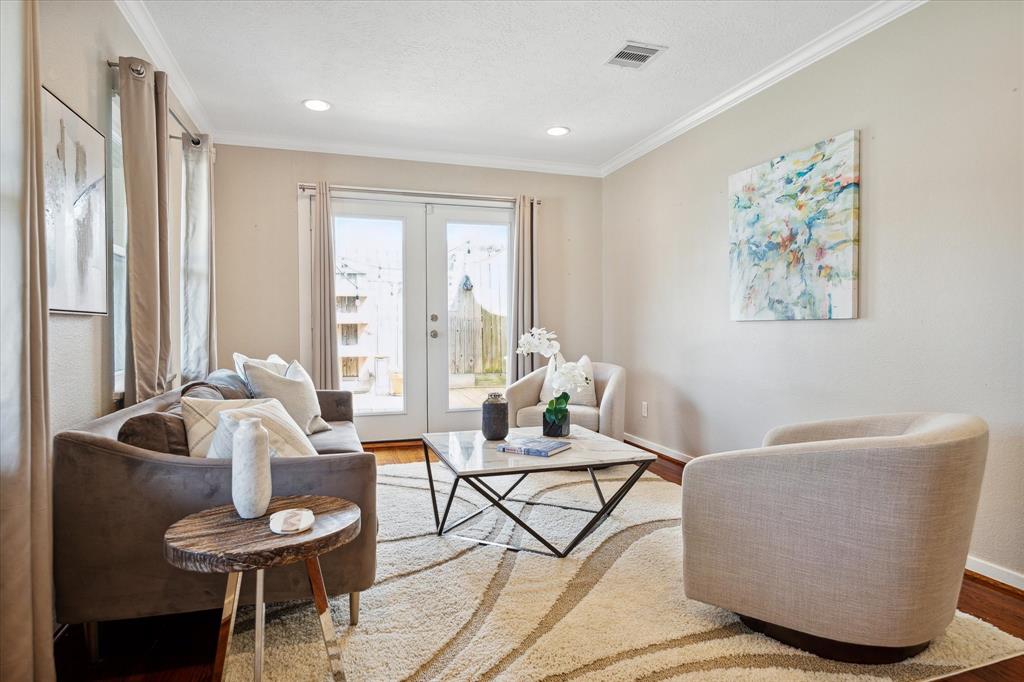 975 W 43rd Street