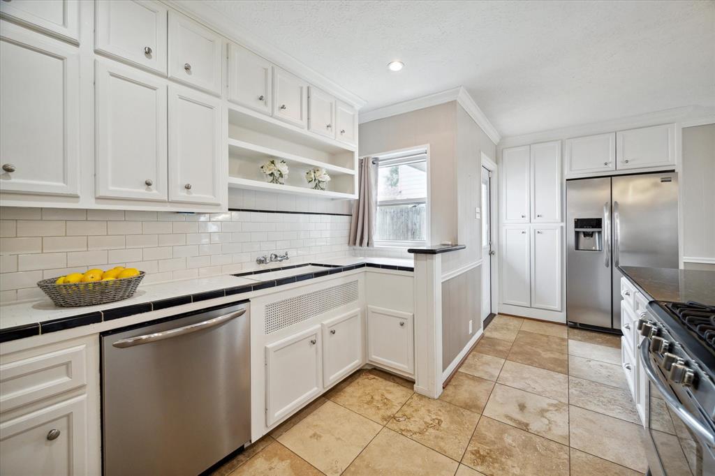 975 W 43rd Street