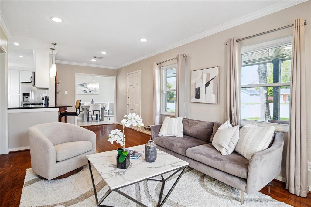 975 W 43rd Street