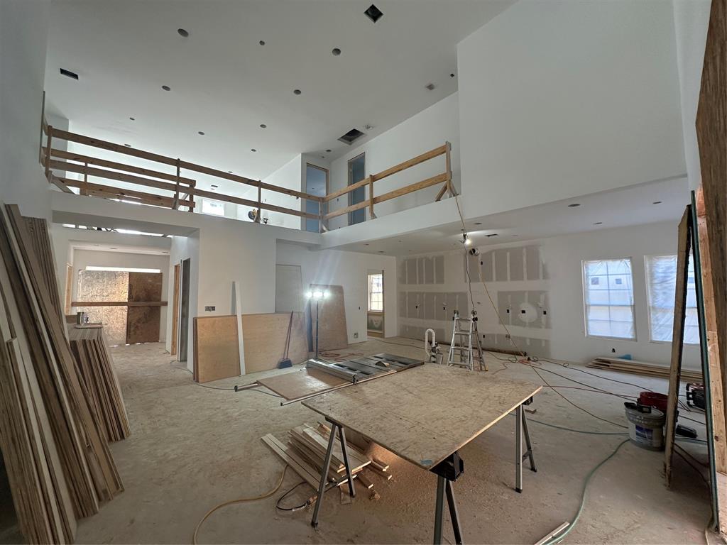 950 W 42nd Street