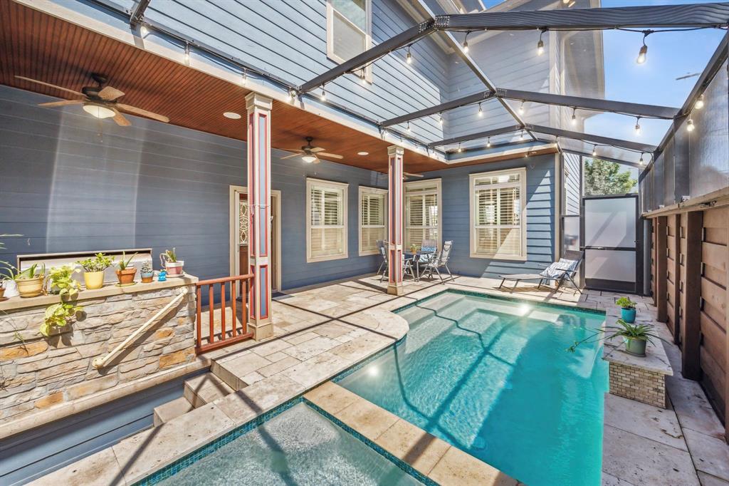 218 W 10th Street