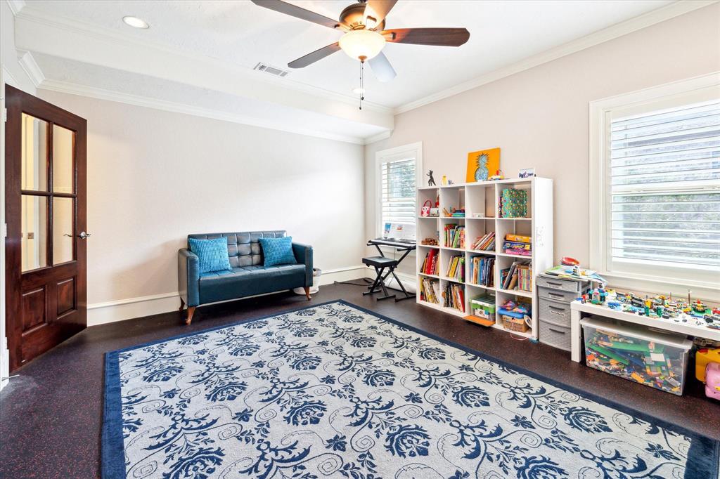 218 W 10th Street