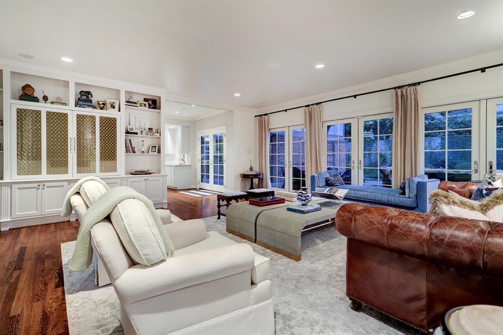 2433 Inwood Drive