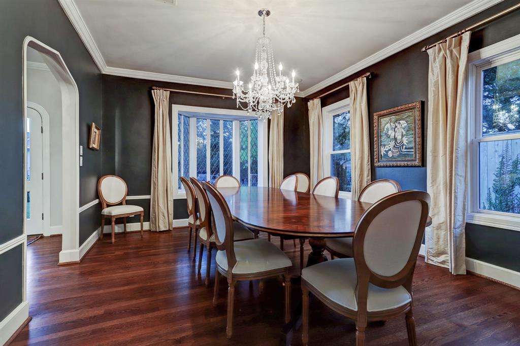 2433 Inwood Drive