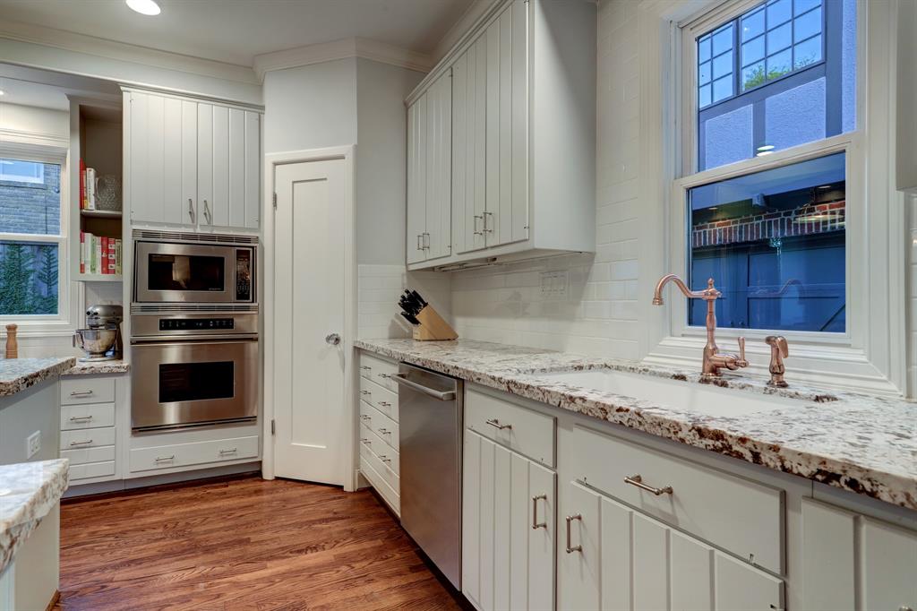 2433 Inwood Drive