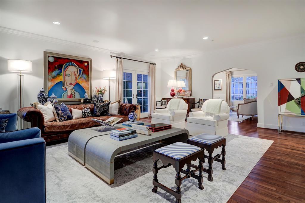 2433 Inwood Drive