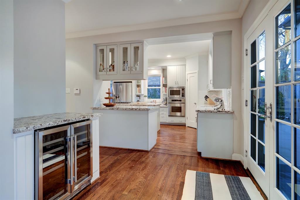 2433 Inwood Drive