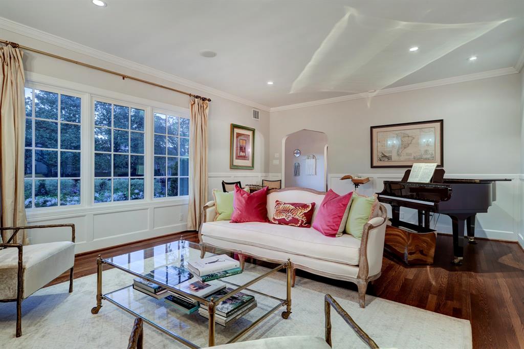 2433 Inwood Drive