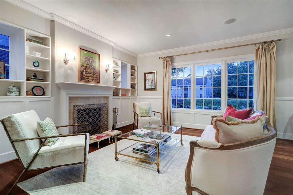 2433 Inwood Drive