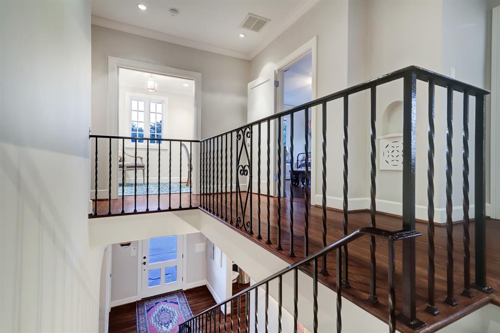 2433 Inwood Drive