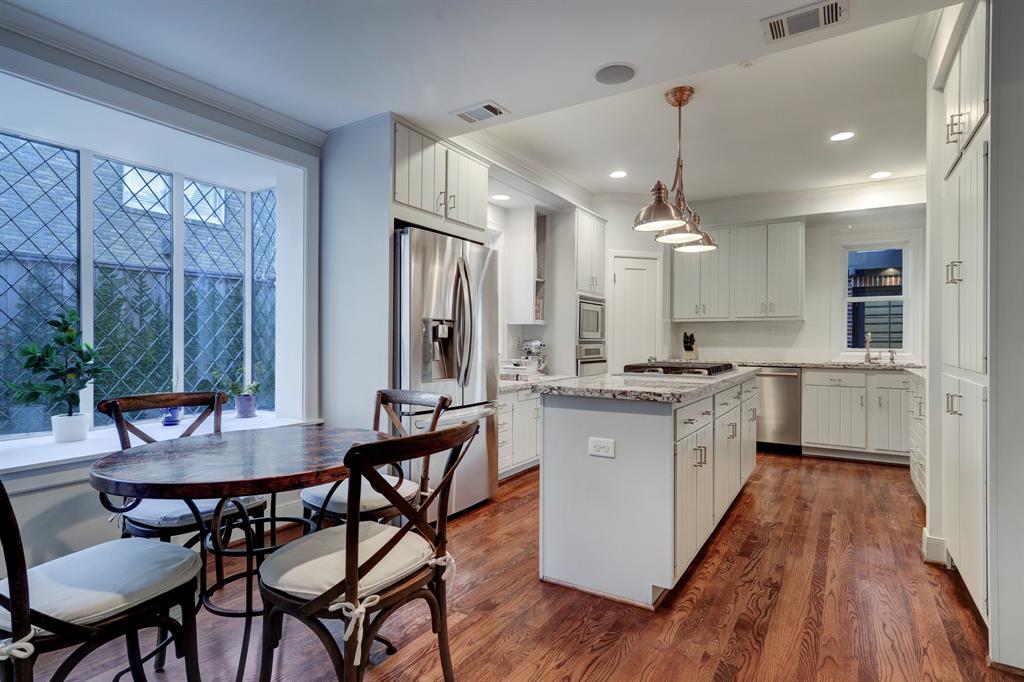 2433 Inwood Drive