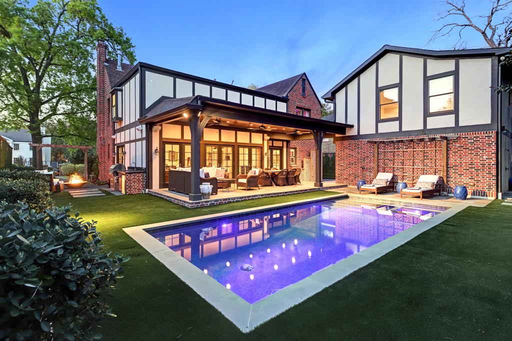 2433 Inwood Drive