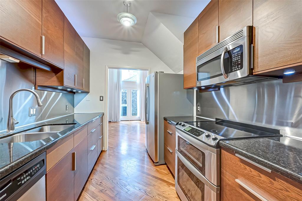 1551 Cortlandt Street