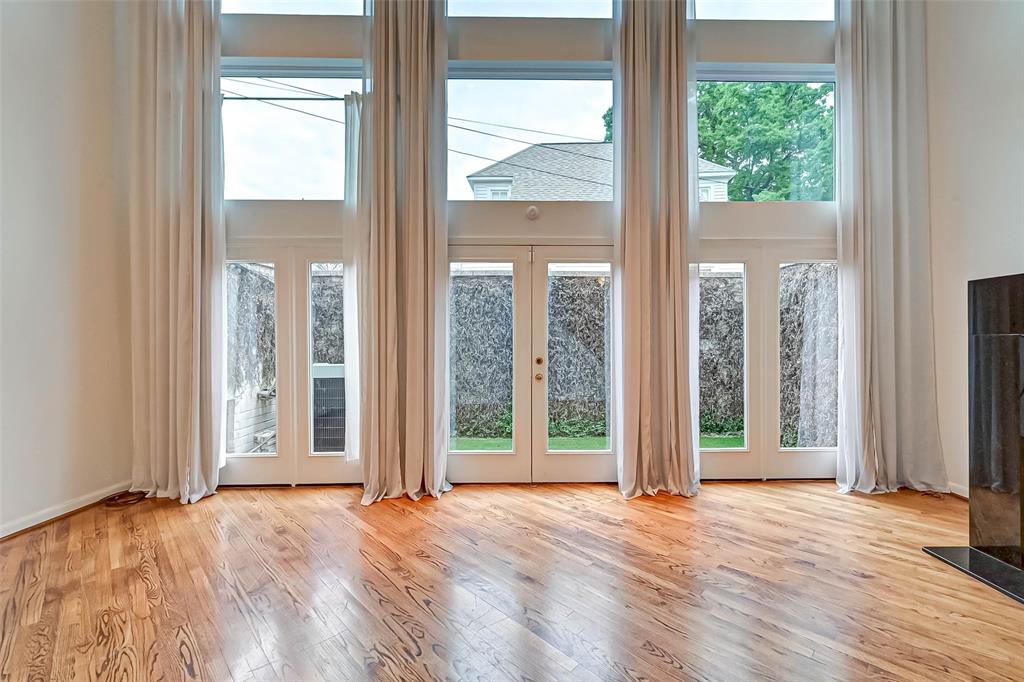 1551 Cortlandt Street