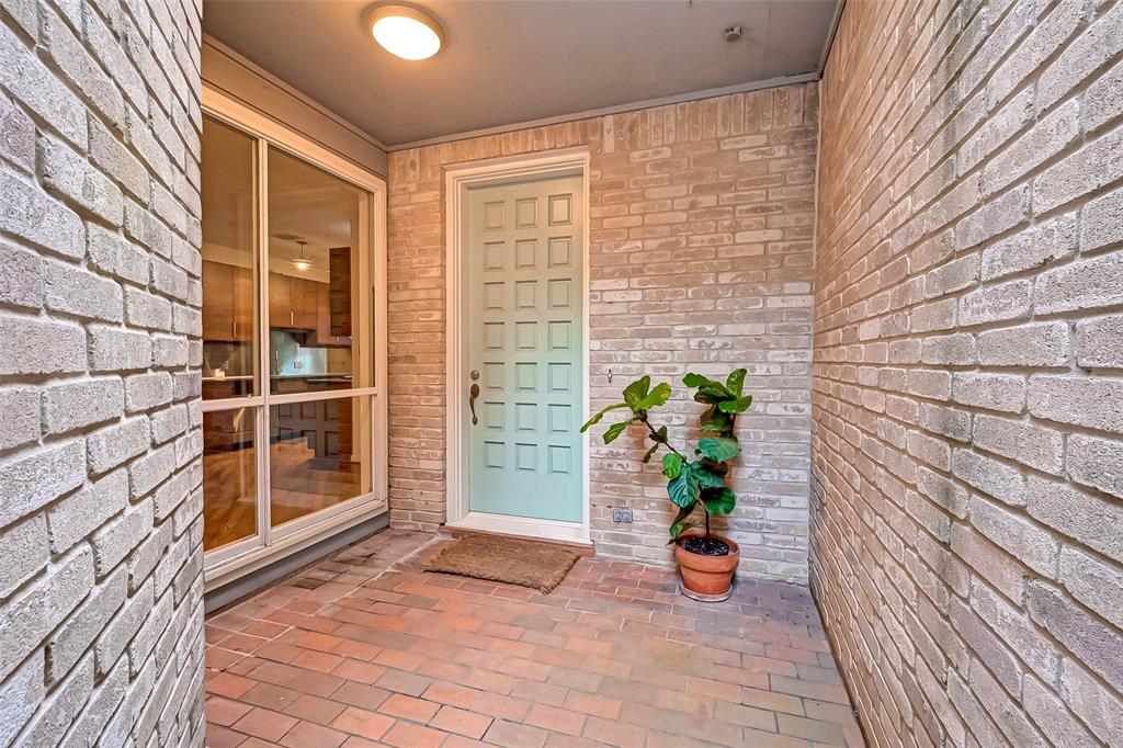 1551 Cortlandt Street