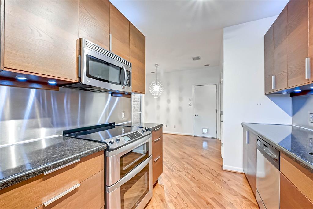 1551 Cortlandt Street