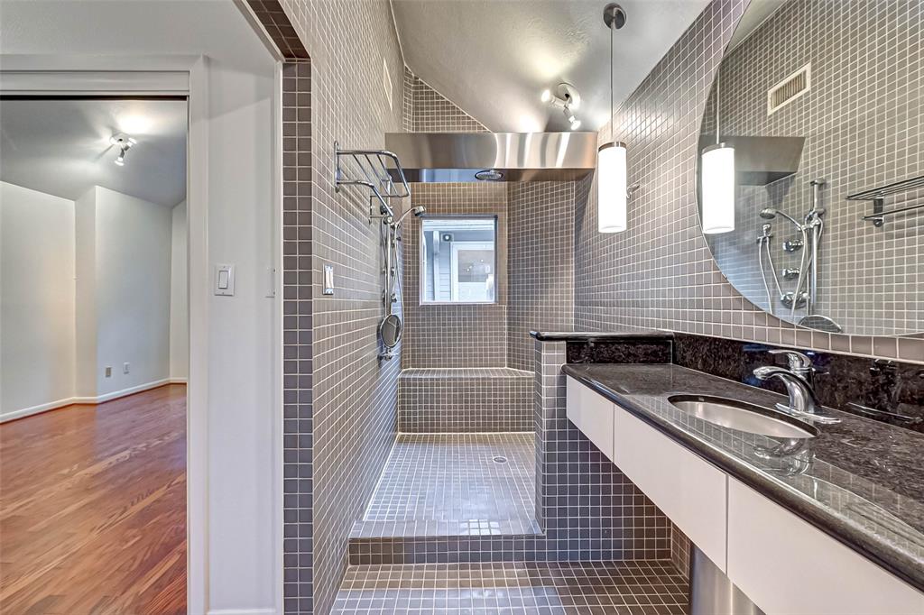 1551 Cortlandt Street