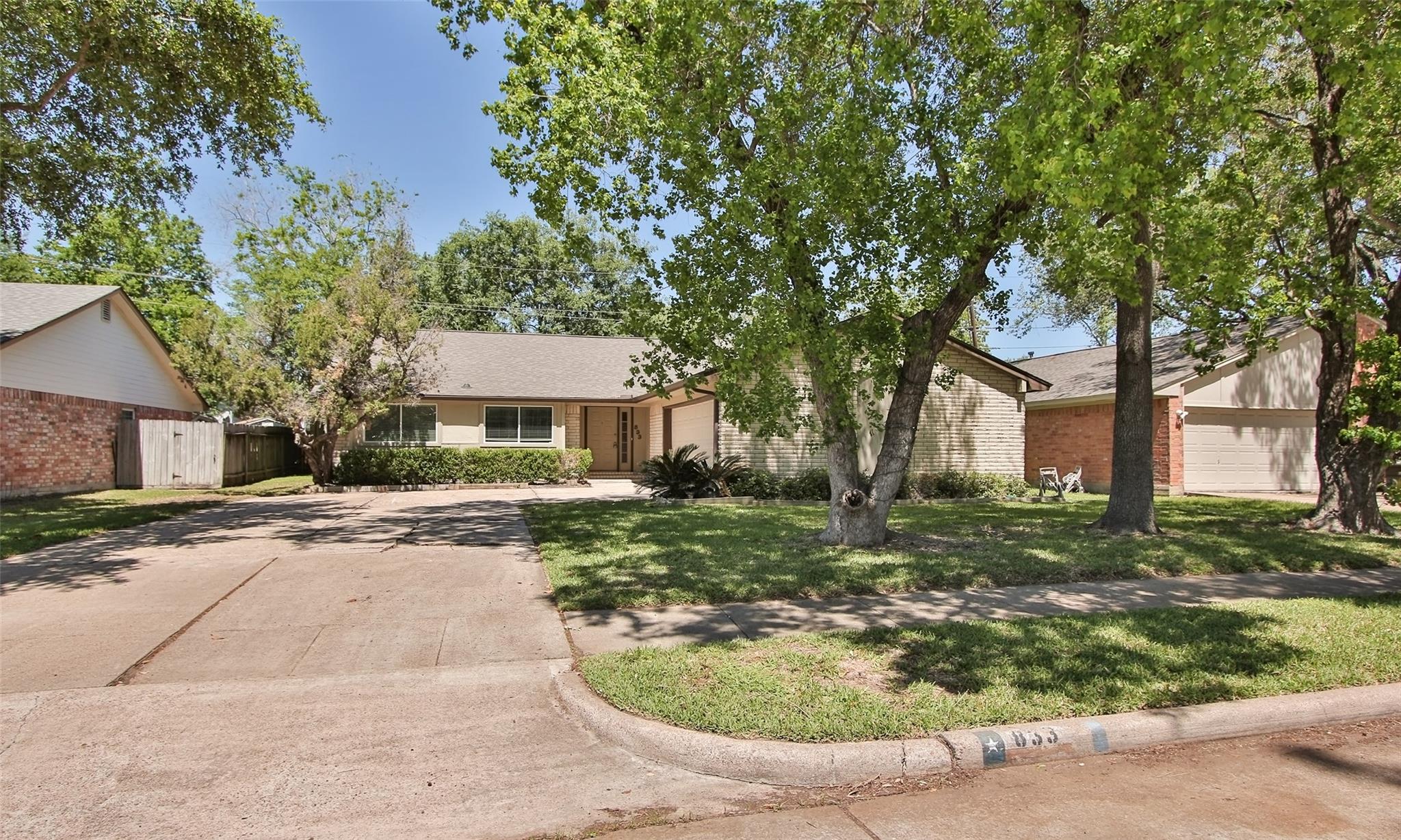 833 Lakeview Drive