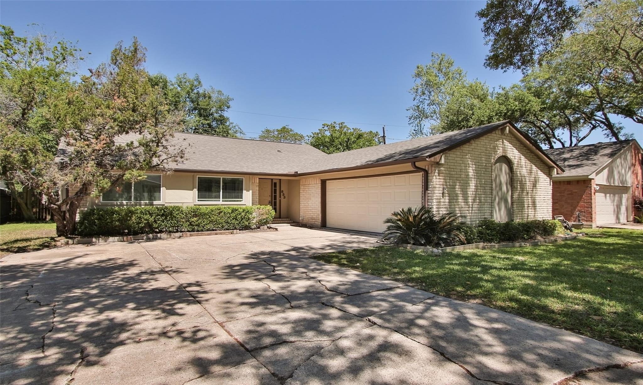 833 Lakeview Drive