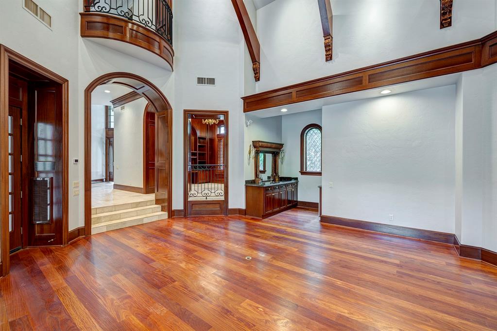 4 Crestwood Drive