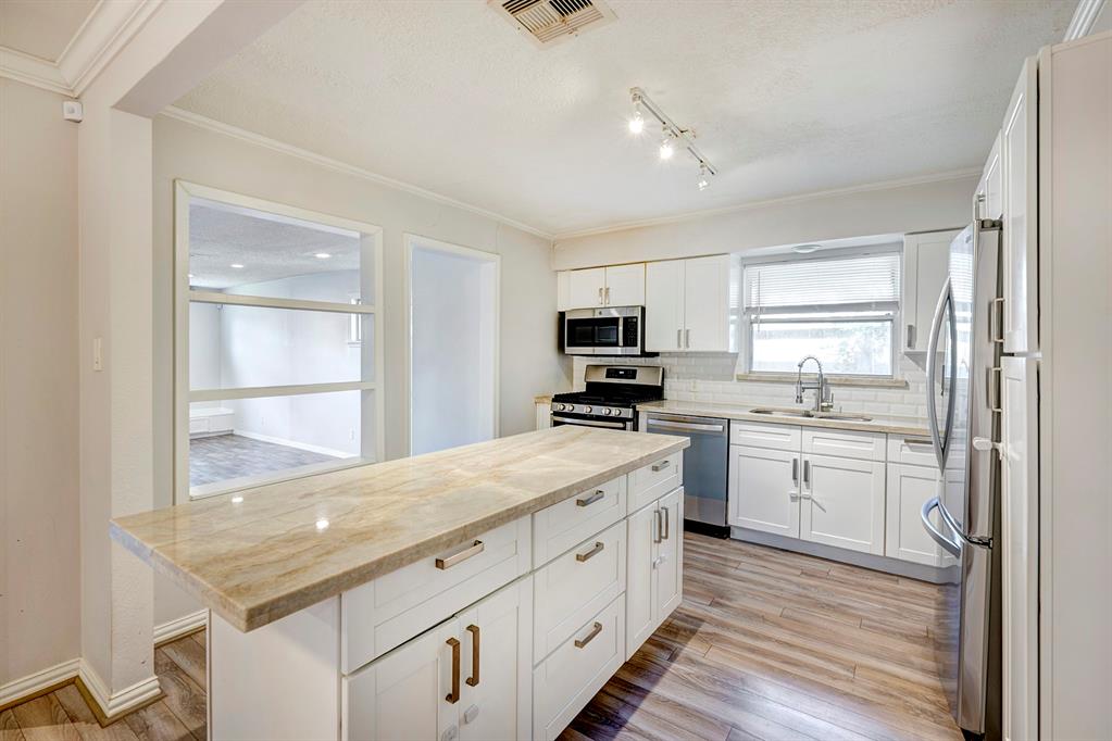 5966 Glenhurst Drive