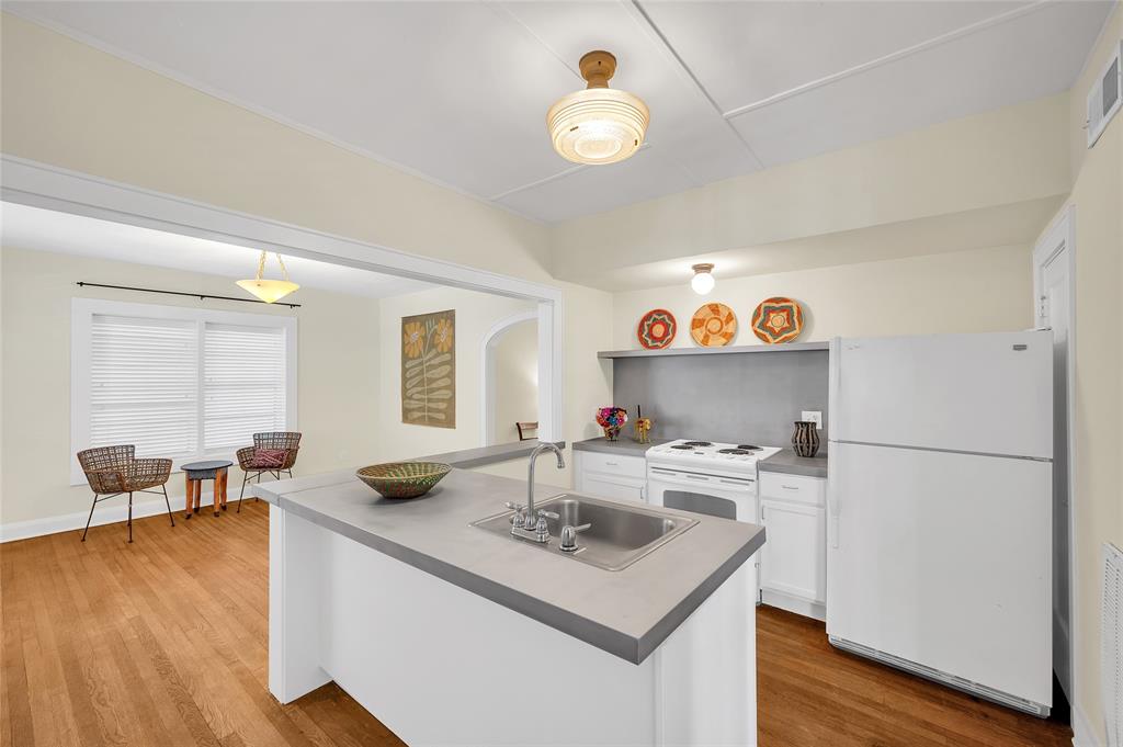 1708 Sunset Boulevard