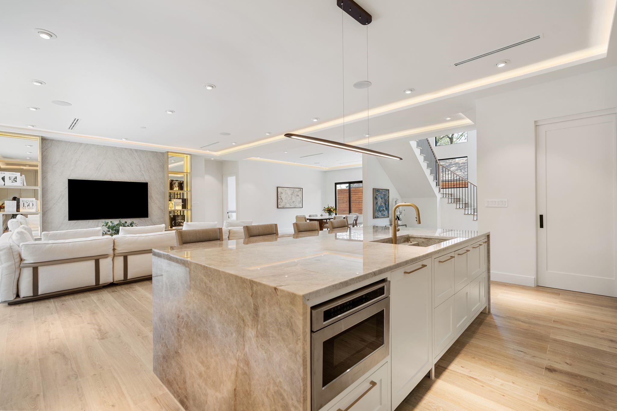 46 W Broad Oaks Dr