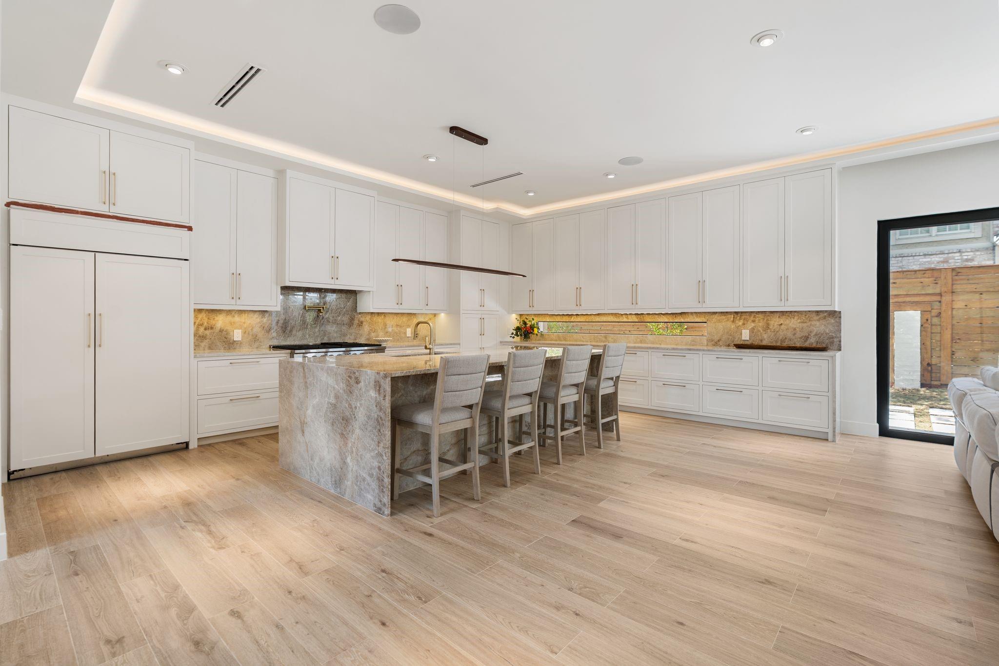 46 W Broad Oaks Dr